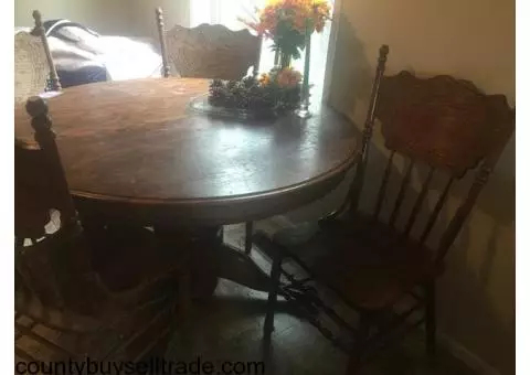 Couch's/China hutch/table